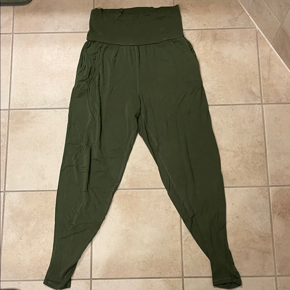 Elegant Forest Green Women's Yoga Leggings - Picture 2 of 5